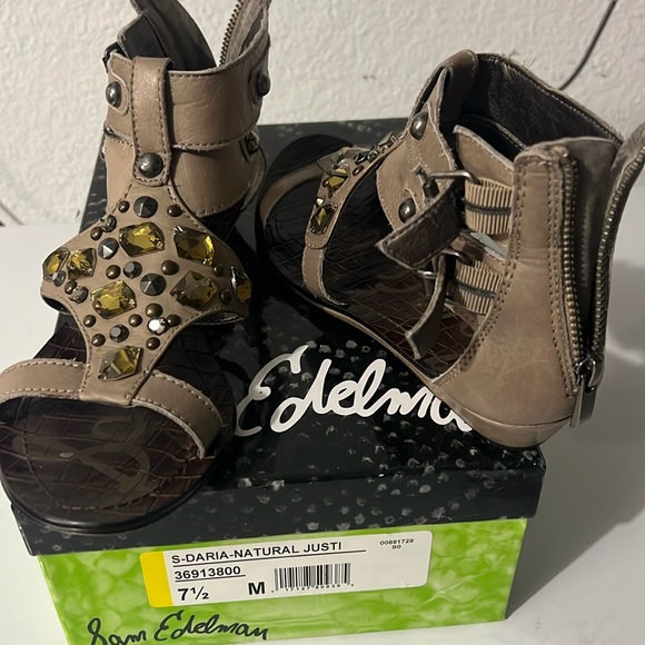 Sam Edelman Shoes - Preowned Sam Edelman Grey leather bejeweled buckle/zipper flat sandals. Sz 7.5M